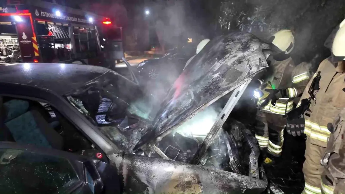 Kadıköy'de apartman otoparkında otomobil alev aldı