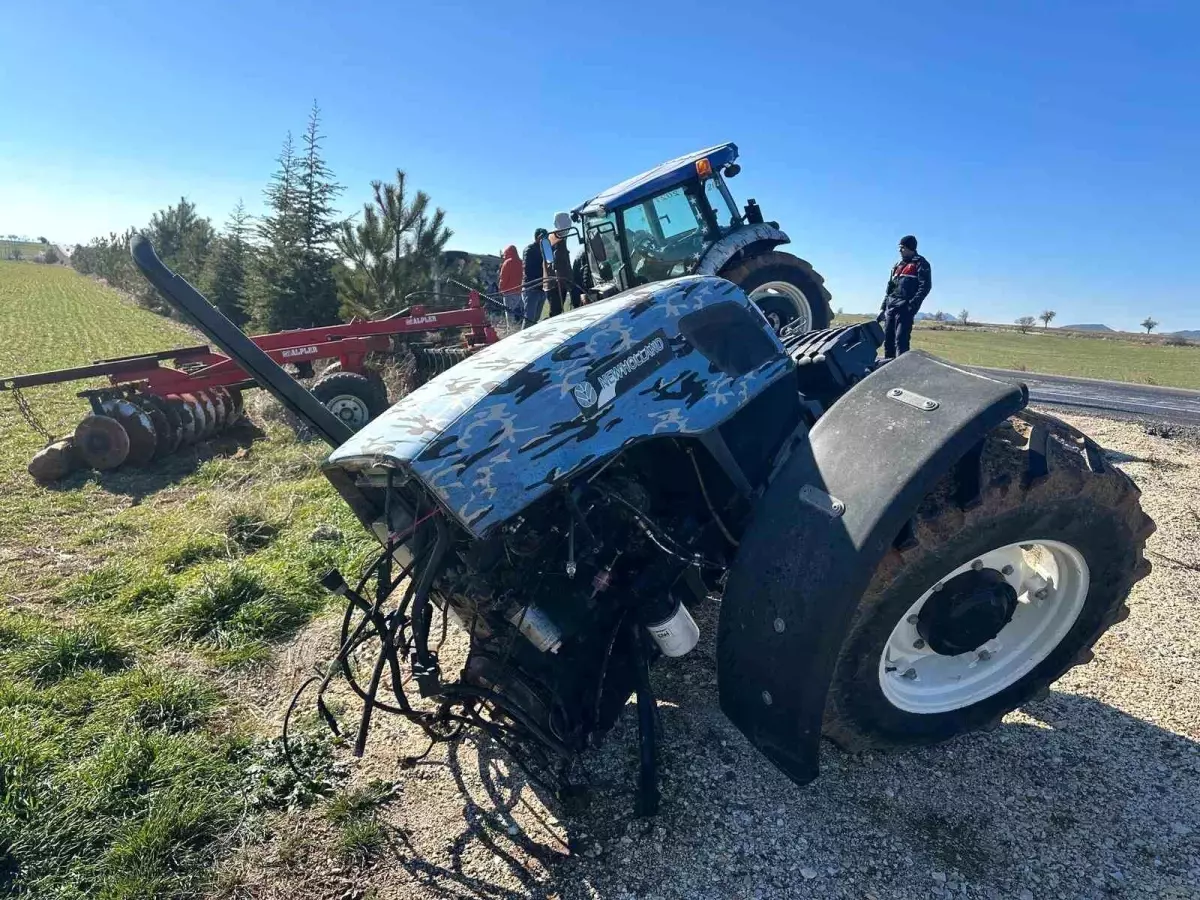 Kamyonetle çarpışan traktör ikiye bölündü