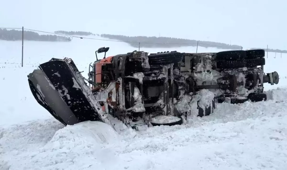 Kar küreme aracı kaza yaptı