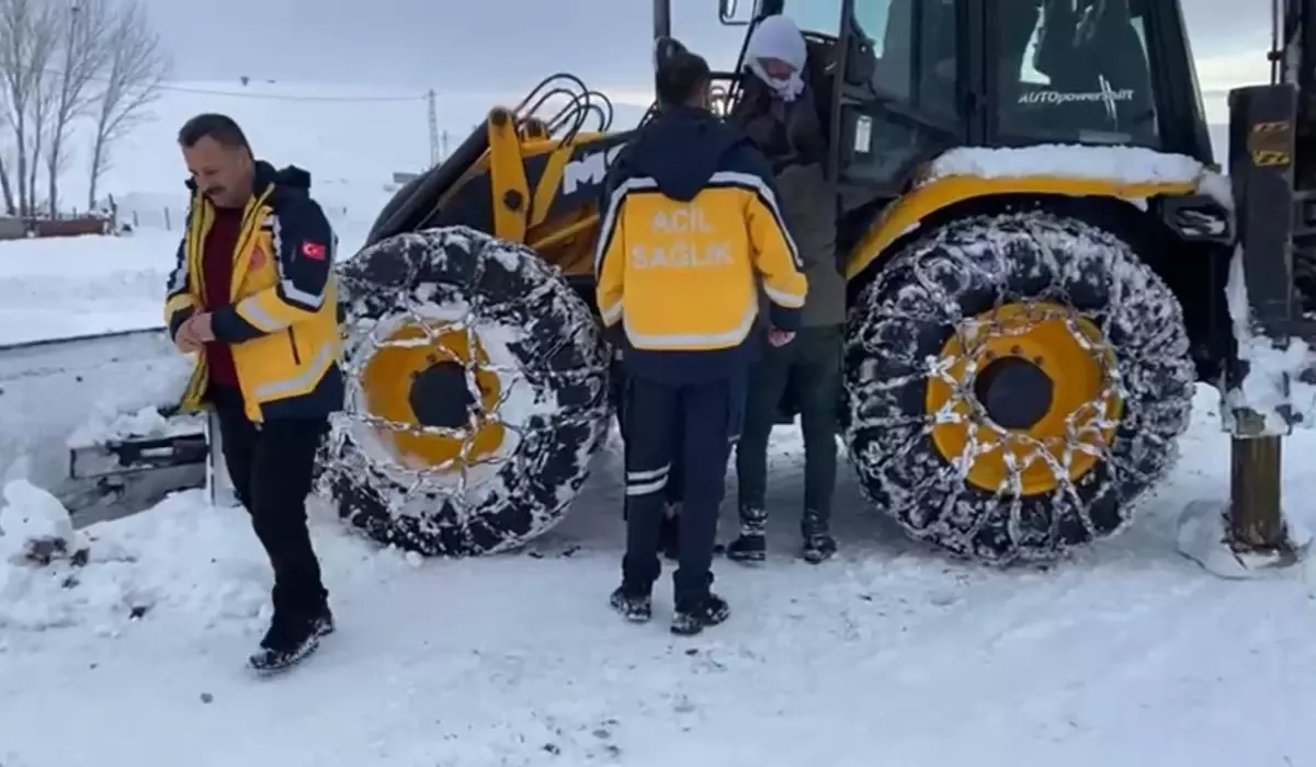 Muş'ta karla kapalı köyde rahatsızlanan yaşlı kadın iş makinesiyle ambulansa taşındı