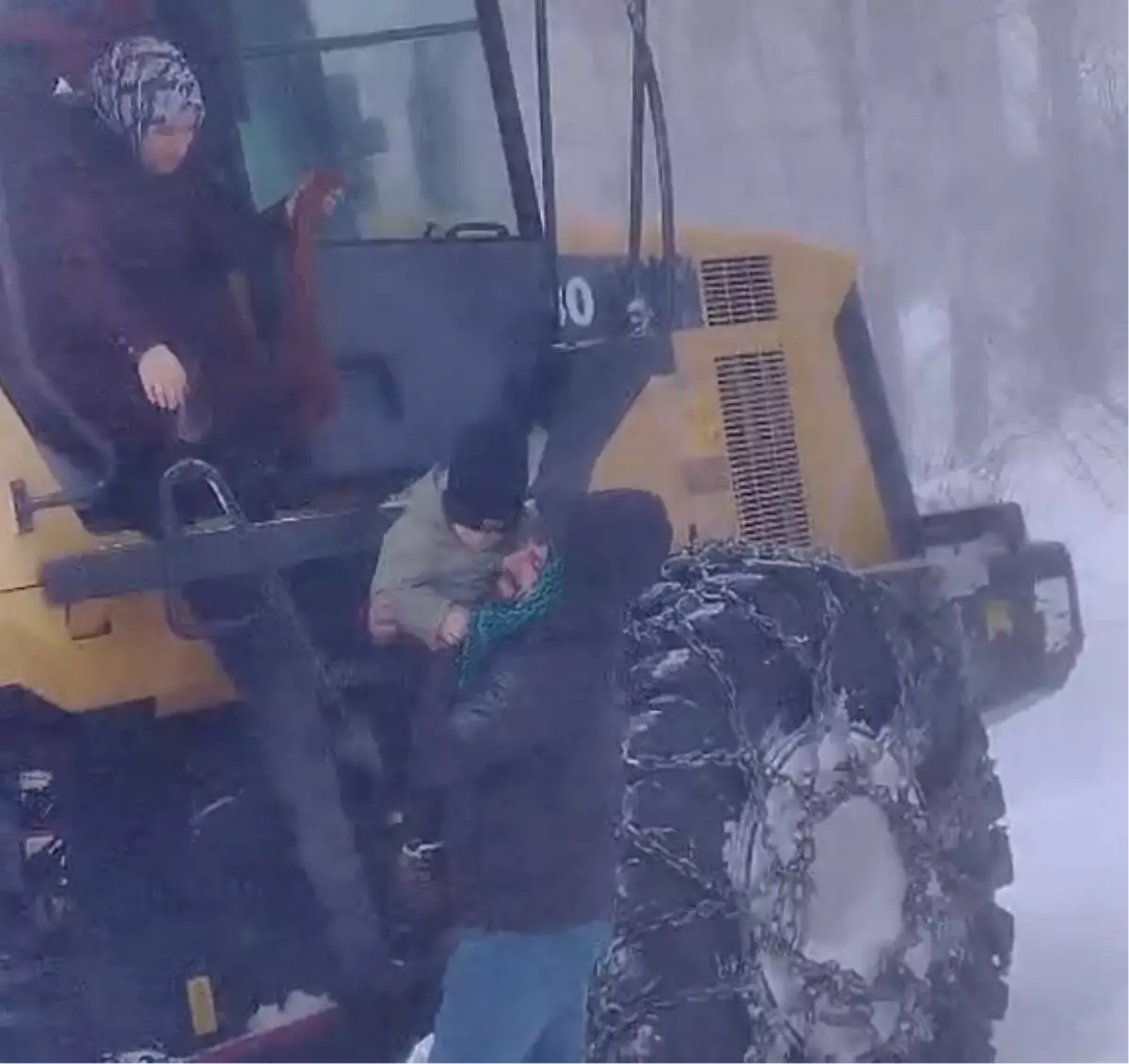 Karlıova'da Yoğun Tipi Nedeniyle Anne ve Bebeği İş Makinesiyle Evlerine Taşındı