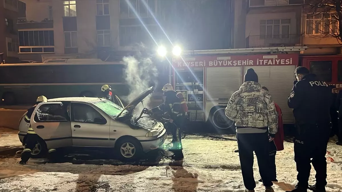 Kayseri'de park halindeki otomobil yandı