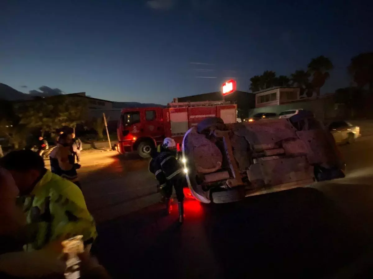 Kırıkhan'da yan yatan otomobilin sürücüsü yaralandı
