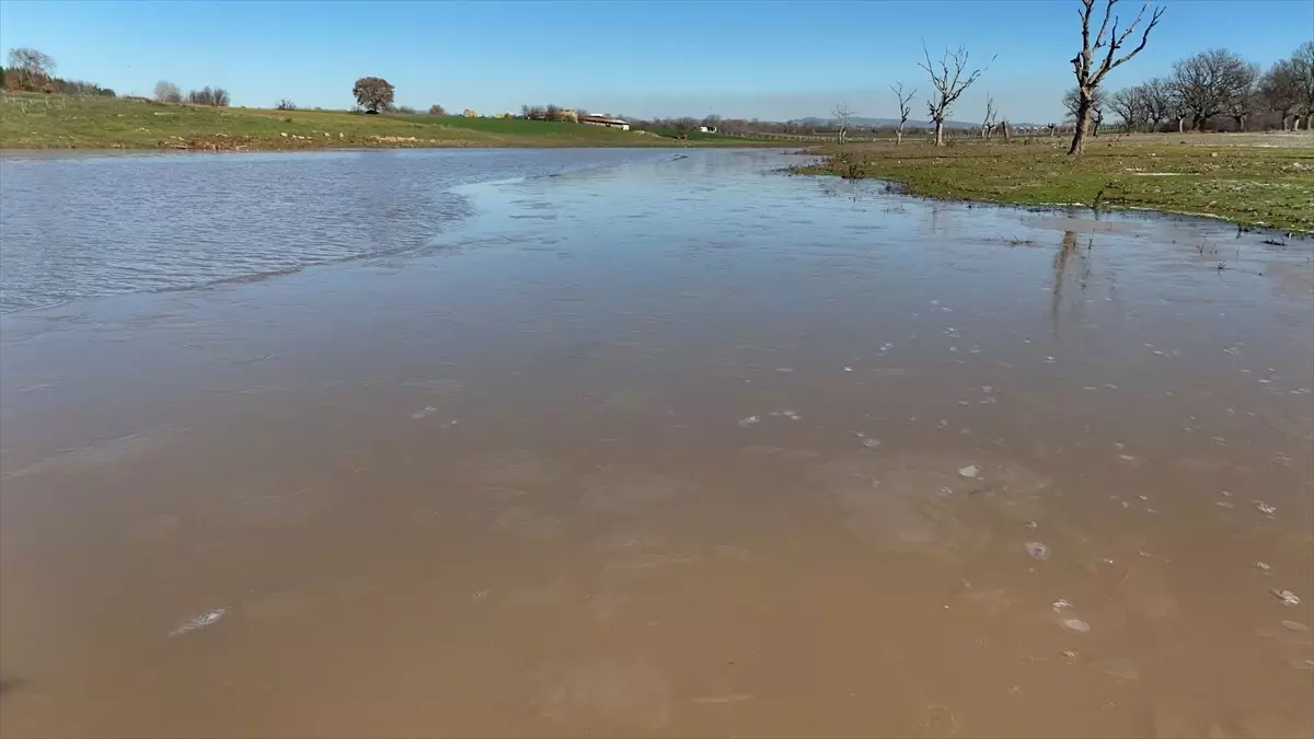 Kırklareli'nde Karahıdır Göleti kısmen buz tuttu