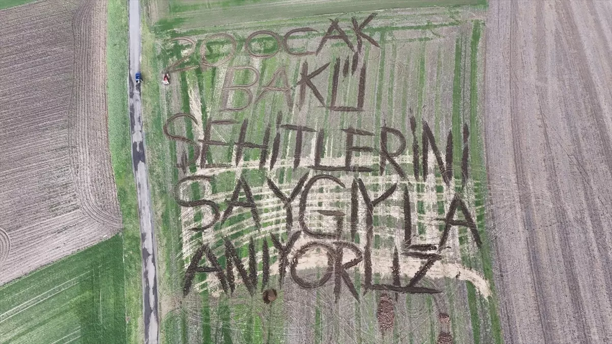 Kırklarelili çiftçi tarlasına pullukla '20 Ocak Bakü şehitlerini saygıyla anıyoruz' yazdı