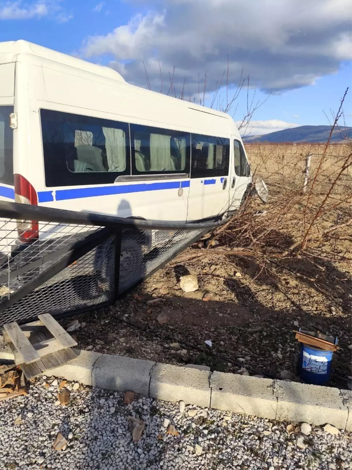 Kontrolden çıkan hafif ticari araç bahçe evinin kapısına çarparak durabildi: 1 yaralı