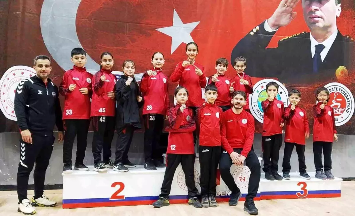 Körfezli karateciler Gaffar Okkan Turnuvası'ndan 8 madalyayla döndü