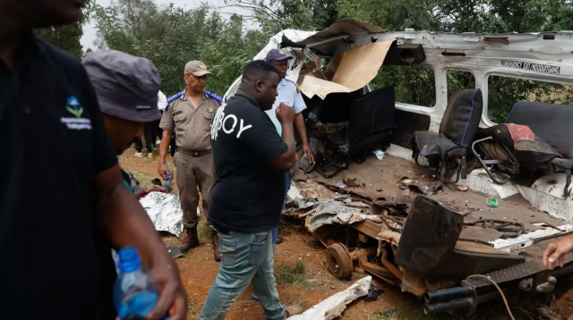 The school minibus collided head-on with a truck! 14 students lost their lives