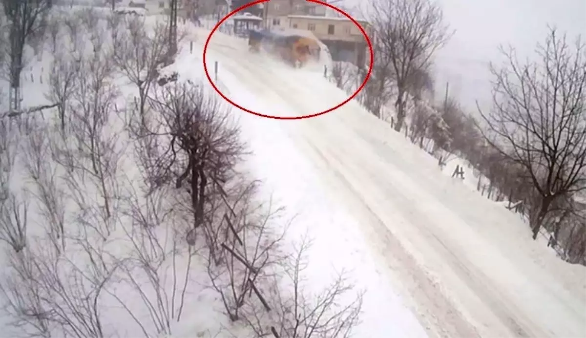 Ordu'da tır, 600 metre uçurumdan yuvarlandı: Kaza anı kamerada