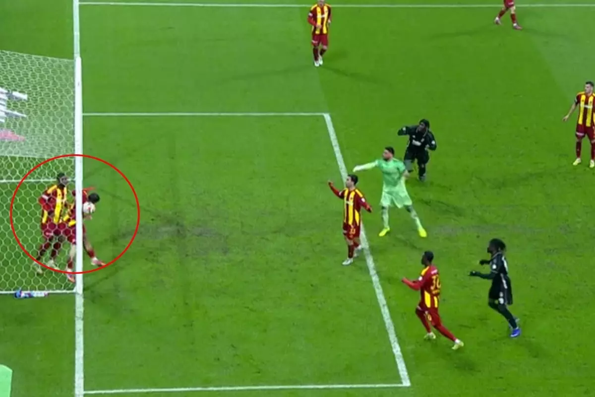 Penaltı mı değil mi? Ünlü yorumcular Beşiktaş'ın isayan ettiği pozisyonunda hemfikir oldu