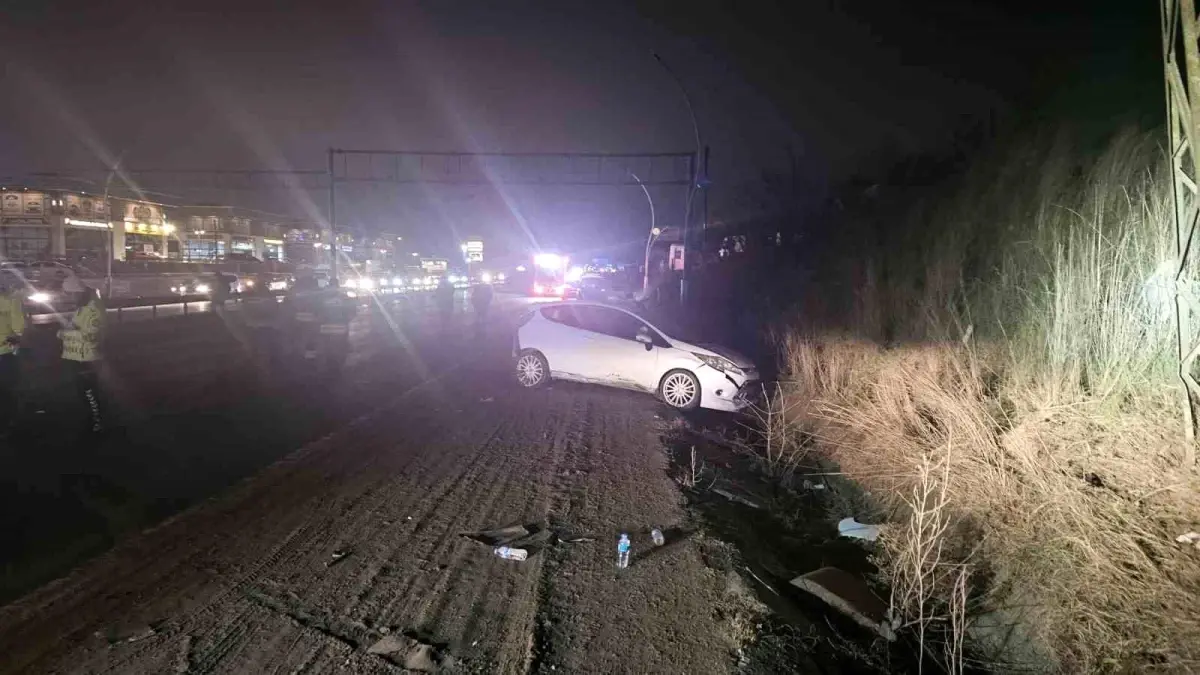 Polis aracına ve elektrik direğine çarptı