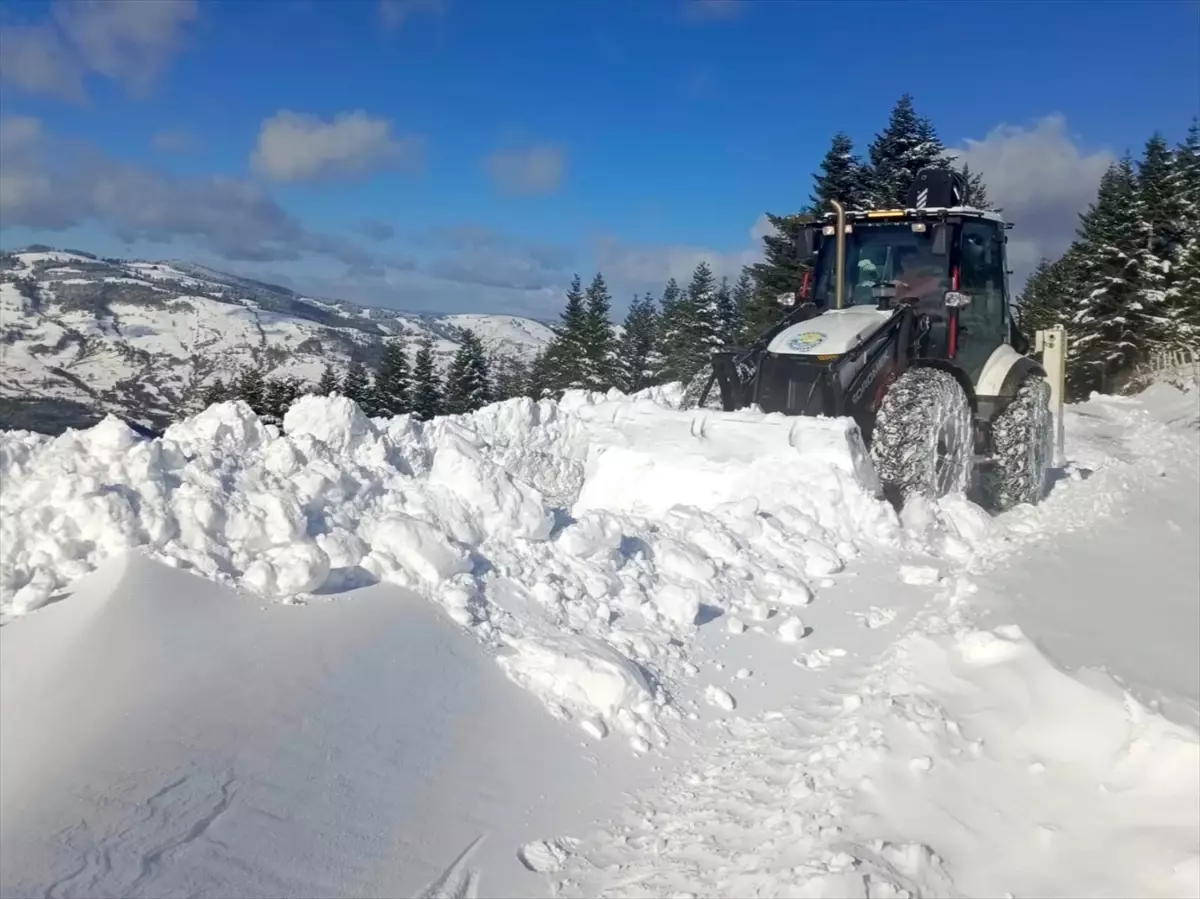 Samsun'da belediye ekiplerinin karla mücadelede zorlu mesaisi sürüyor