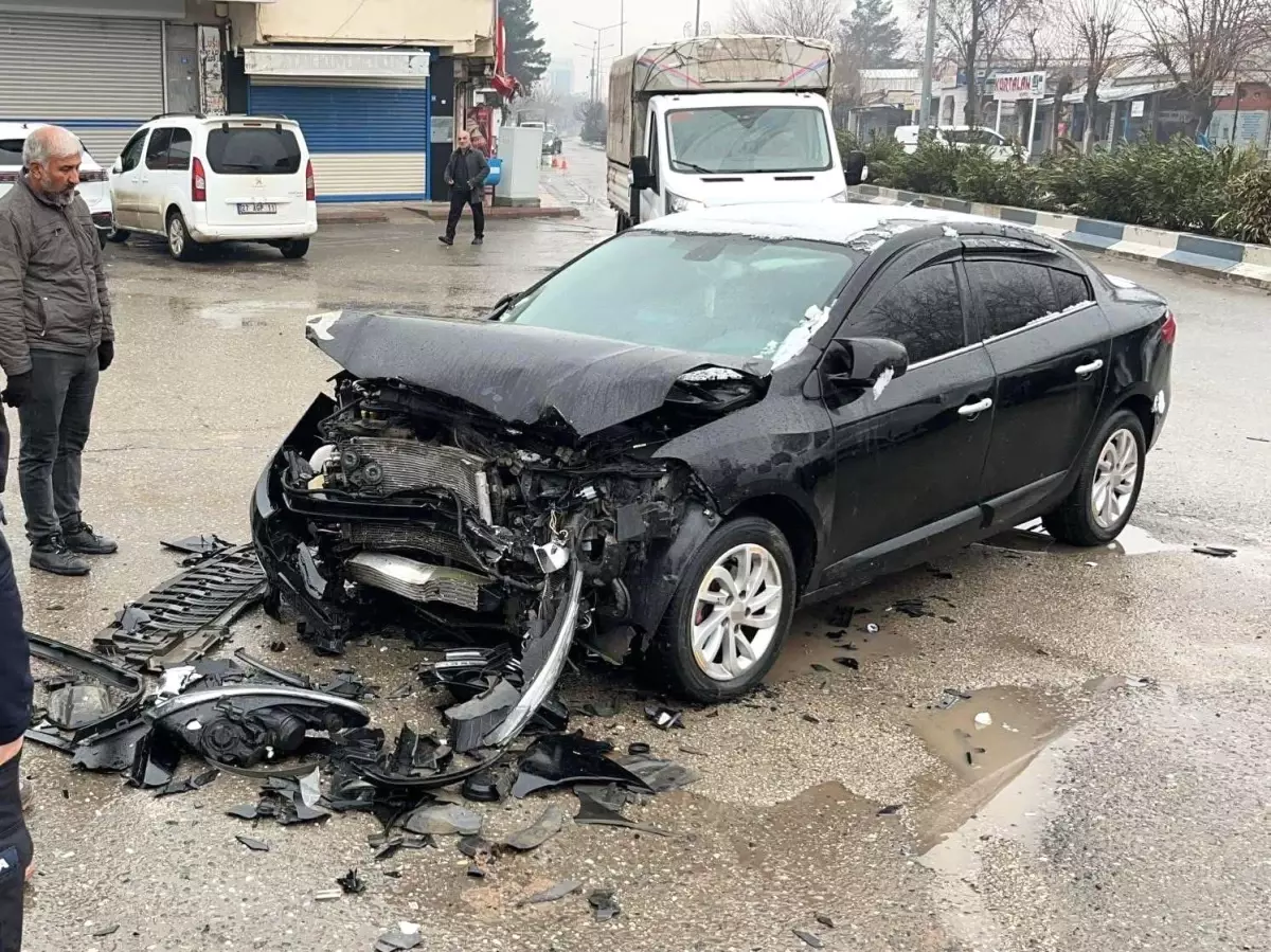 Siirt'te otomobil refüje çarptı: 2 yaralı