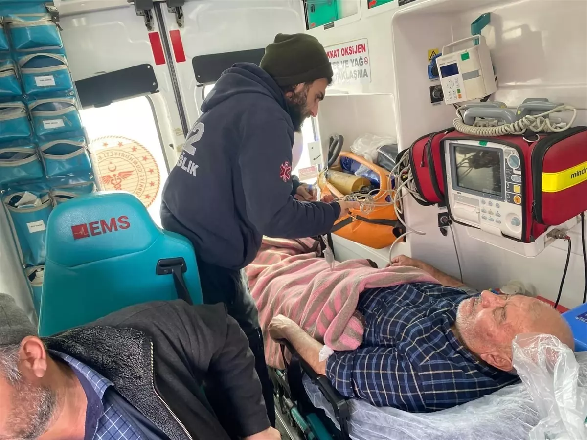 Siirt'te yolları kardan kapanan köylerdeki hastalar ekiplerce hastanelere ulaştırıldı