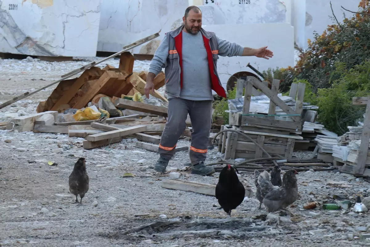Sosyal medyada görür görmez gurbetteki akrabalarını aradı, mermer fabrikasını bu işe ayırdı