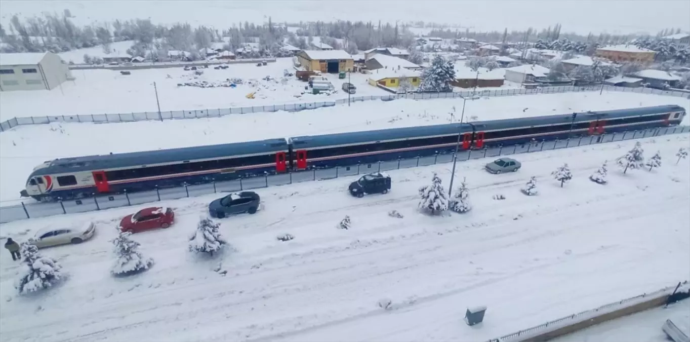 Tokat'ın ilçelerinde kar yağışı etkili oluyor