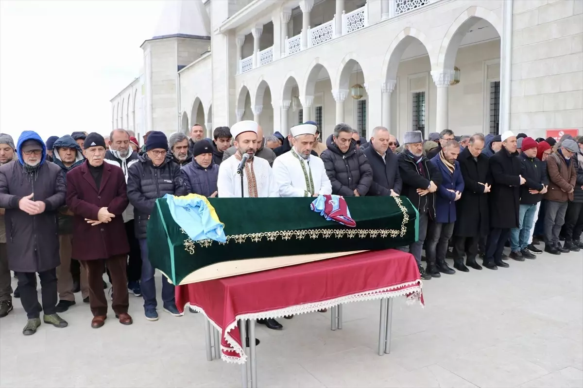 Türk amatör futbolunun sembol isimlerinden Hatay Yurdakul'un cenazesi Trabzon'da defnedildi