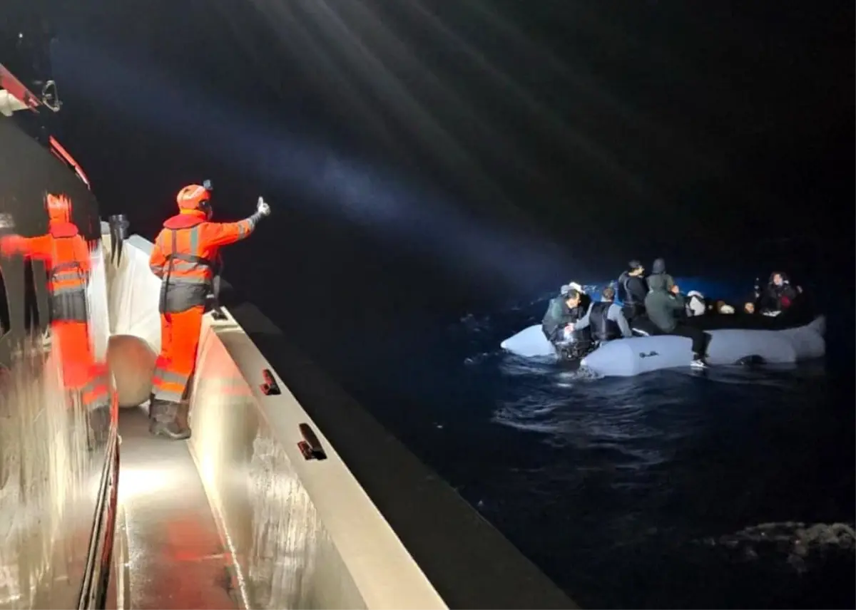 Urla açıklarında lastik bottaki 24 düzensiz göçmen kurtarıldı