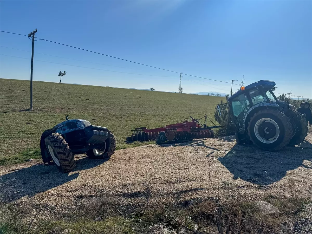 Uşak'ta panelvanla çarpışan traktör ikiye bölündü