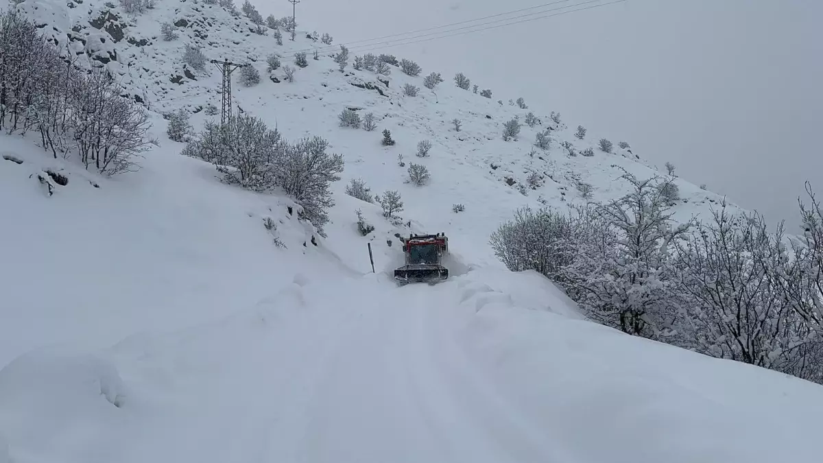 Yolu kapalı köydeki diyaliz hastası, paletli araçla hastaneye ulaştırıldı