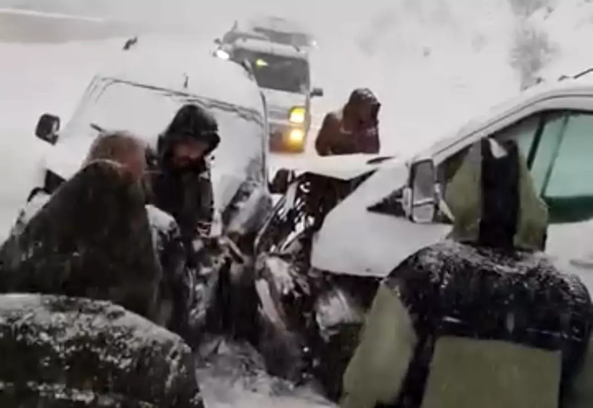 Yüksekova'da buzlu yolda 2 kamyonet çarpıştı