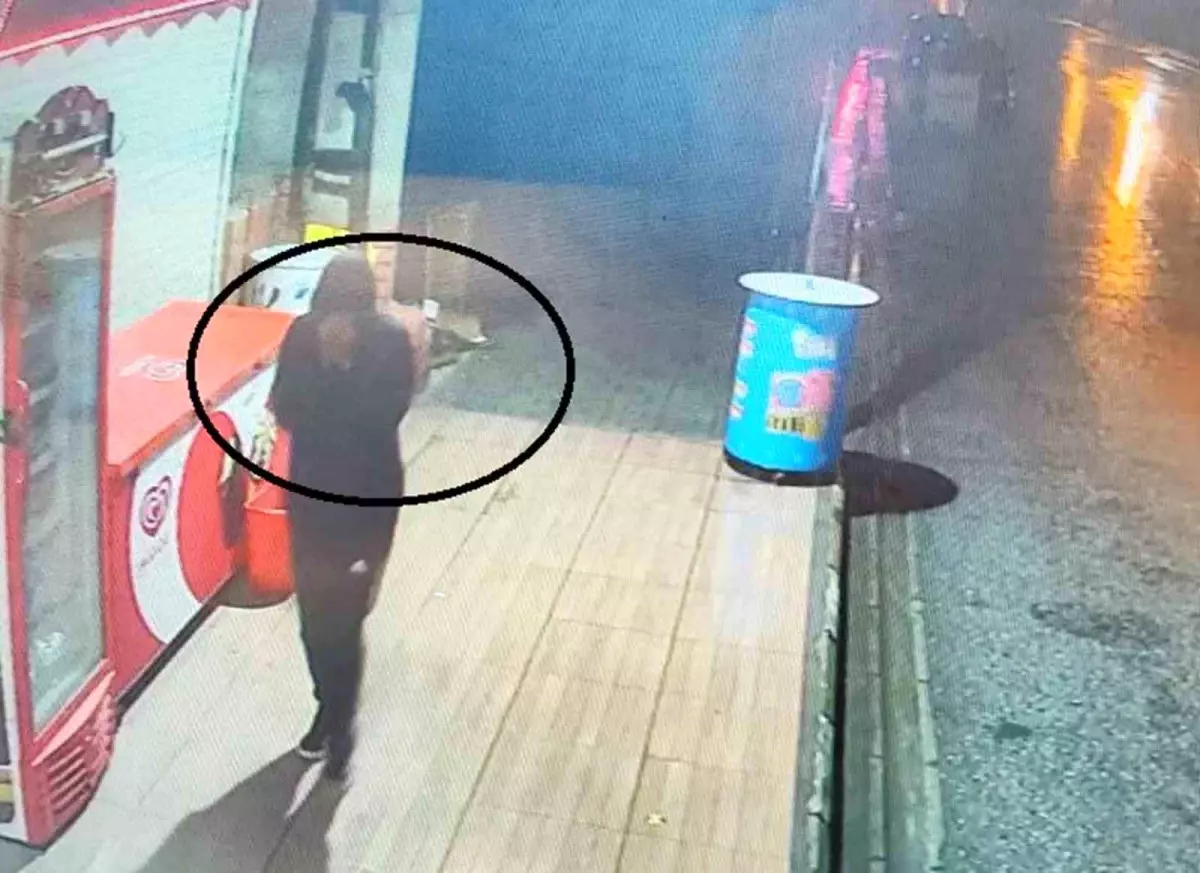 Yüzünü eliyle kapatarak büfeden alkol çalan hırsız yakayı ele verdi