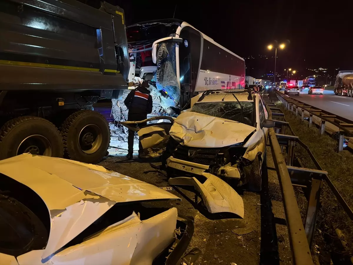 Anadolu Otoyolu'nun Sakarya geçişinde kaza nedeniyle Ankara istikameti trafiğe kapandı
