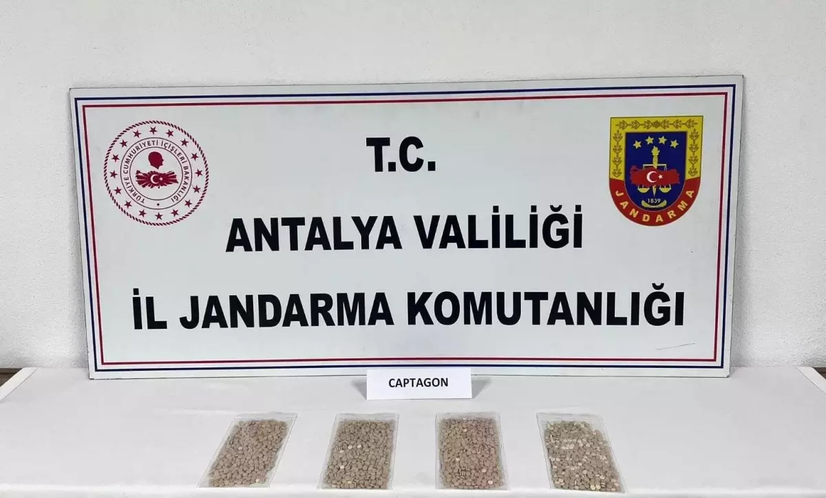 Antalya'da 6 bin 56 adet uyuşturucu hap ele geçirildi