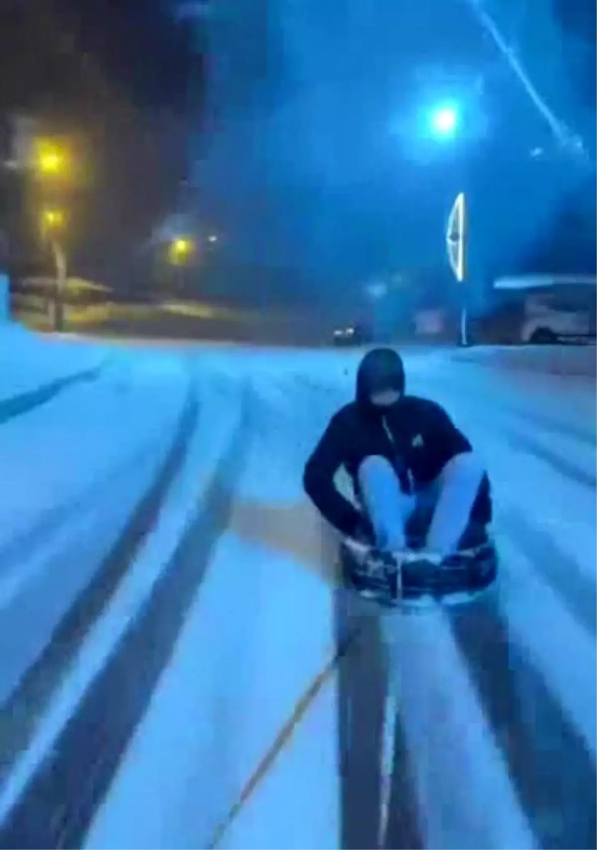 Aracın arkasına lastik bağlayıp oturdu, karda kayıp kayıt aldırdı