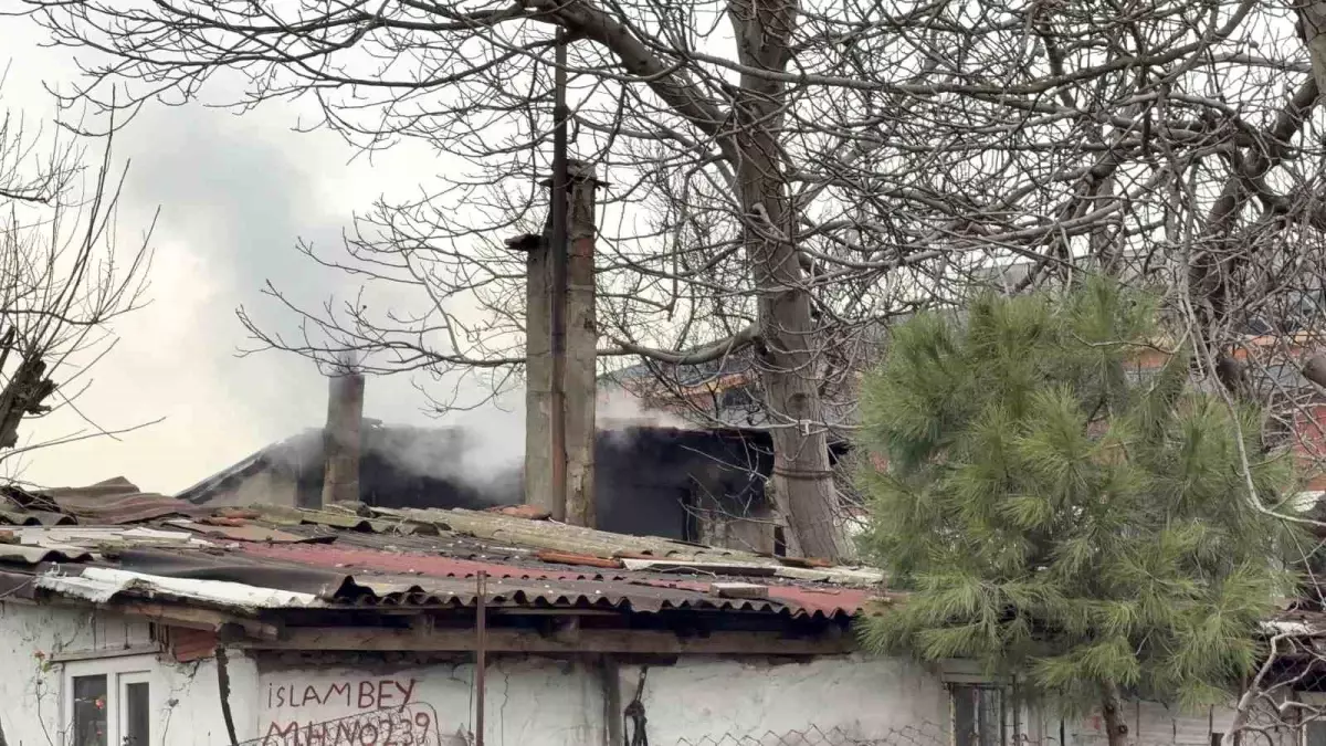 Arnavutköy'de yaşlı adamın yaşadığı gecekondu alev alev yandı