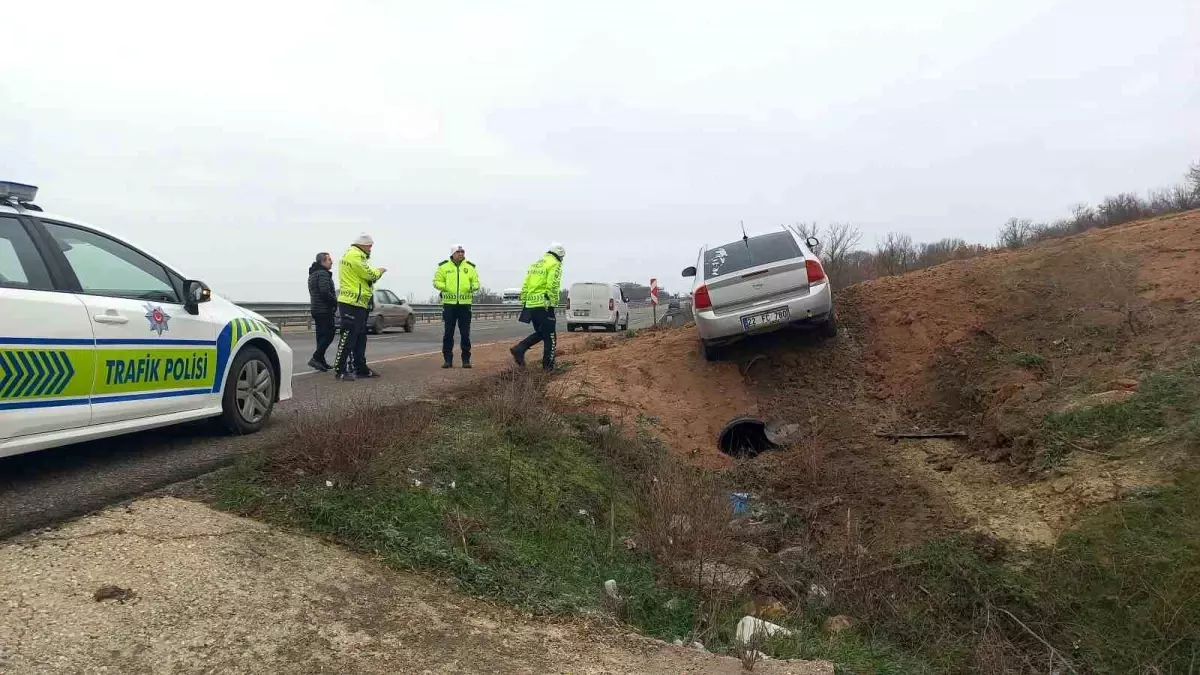 Aşırı hız ve gizli buzlanma nedeniyle otomobil tarlaya uçtu