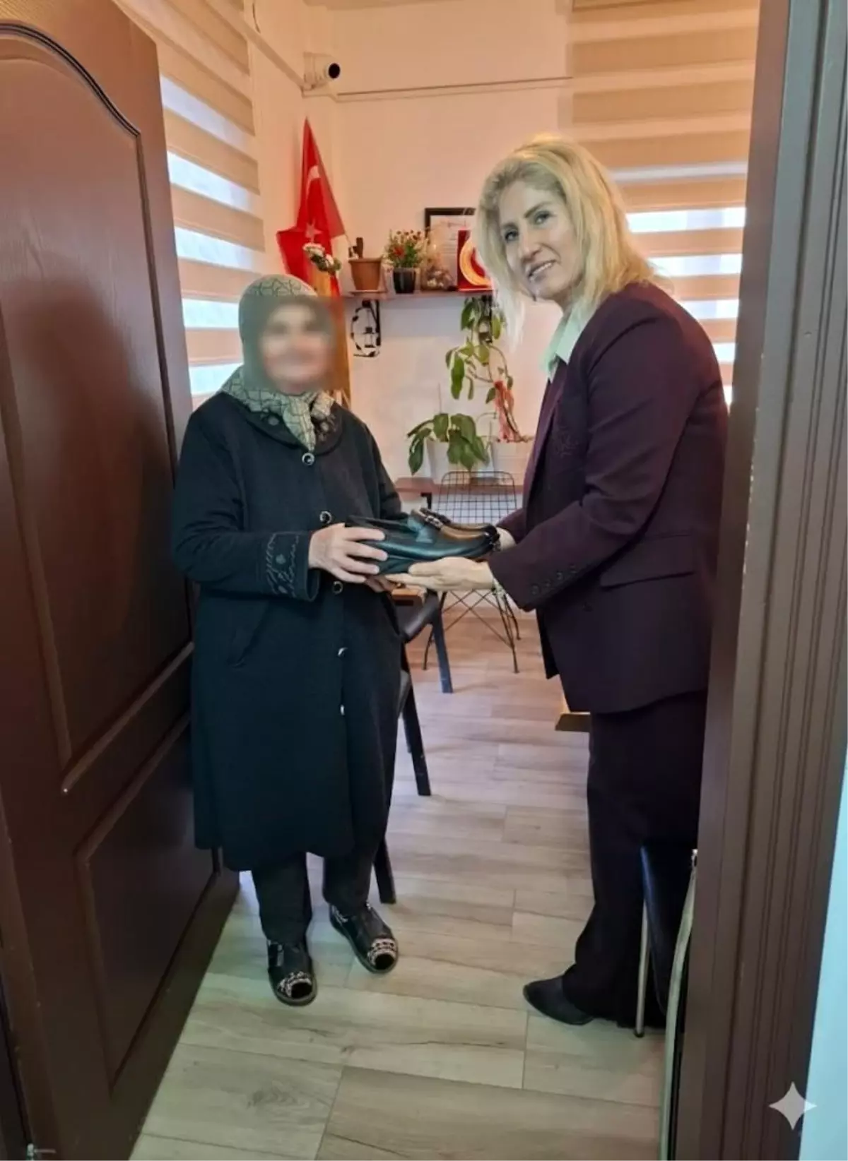 Ayakkabısı olmadığı için terlikle dolaşan yaşlı kadına mahalle muhtarı yardım etti