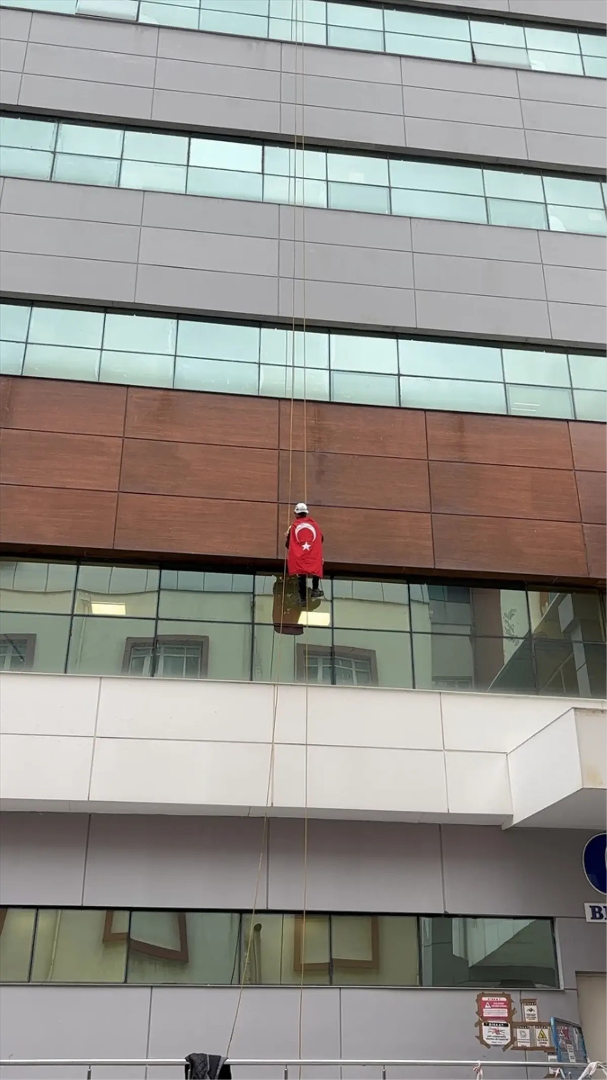 Aydın'da, terör örgütü YPG/SDG yandaşlarının Türk bayrağına saldırısına tepki