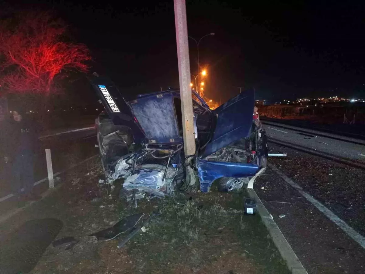 Aydınlatma direğine çarpan Tofaş hurdaya döndü: 2 yaralı