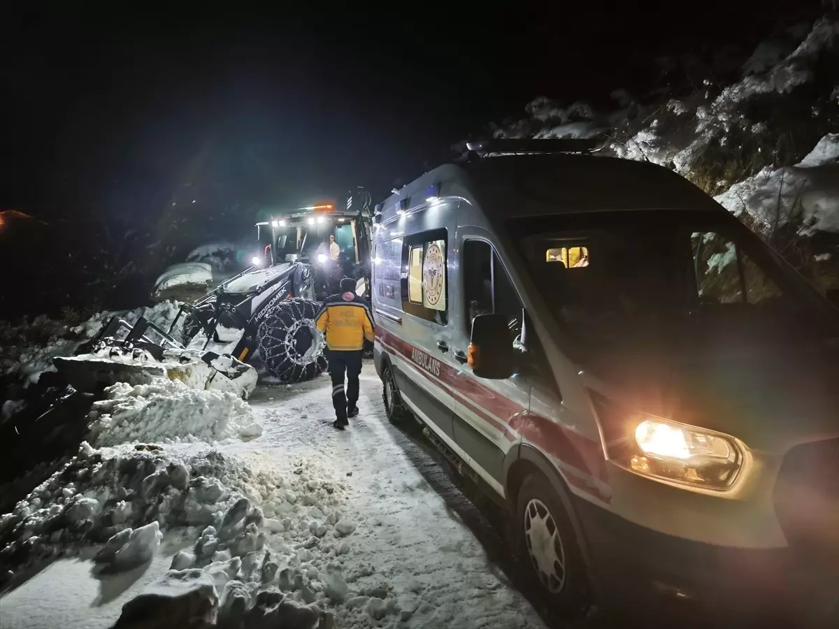 Batman'da yolu kapalı köydeki 80 yaşındaki hasta, ekiplerin yardımıyla hastaneye ulaştırıldı