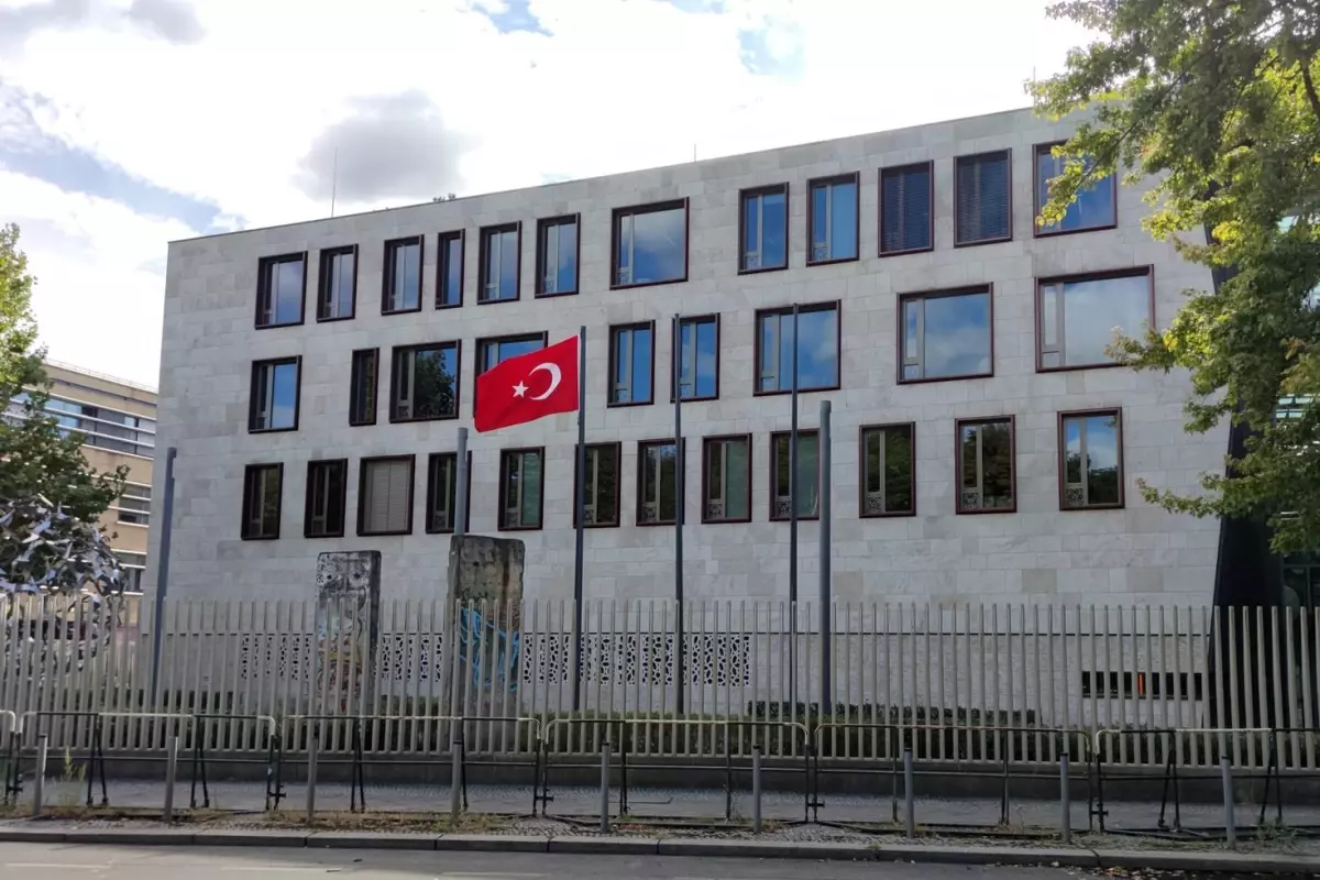 Berlin'de Türkiye Büyükelçiliği'ne saldırı