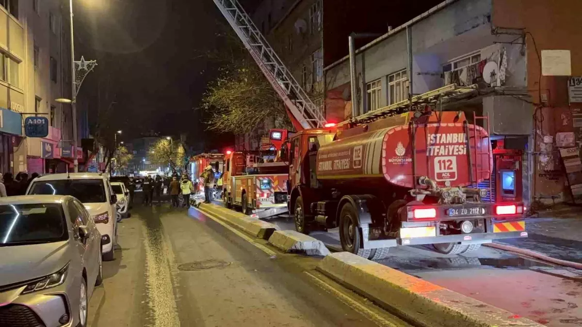Beyoğlu'nda 4 katlı iş yerinde yangın