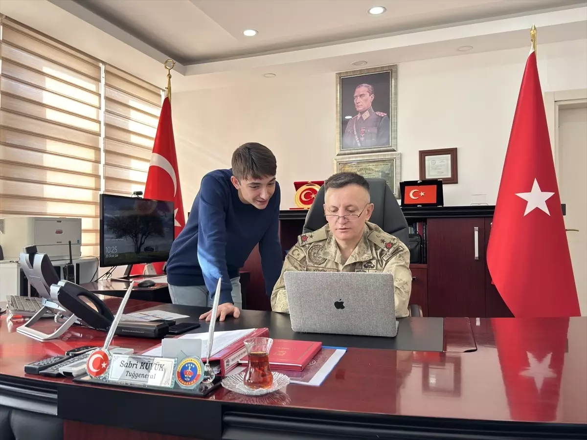 Bingöl İl Jandarma Komutanı Tuğgeneral Küyük, AA'nın "Yılın Kareleri" oylamasına katıldı