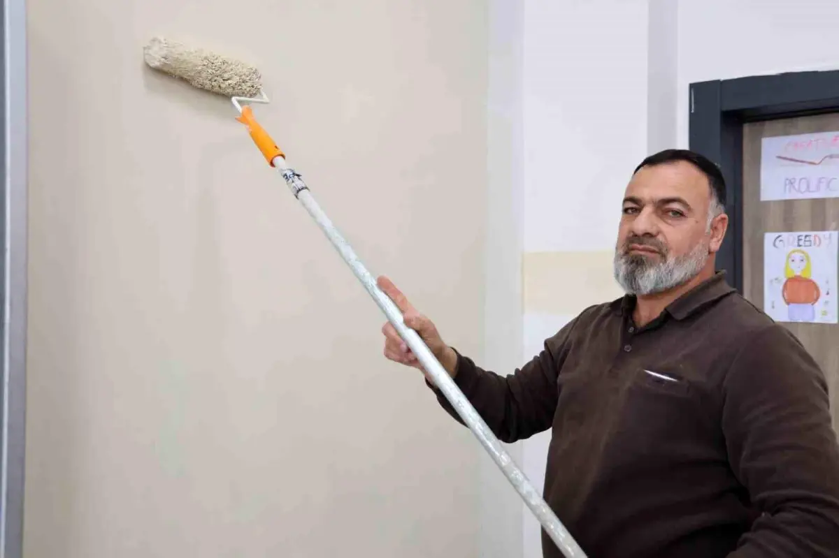 Bir babanın vefası: Şehit oğlunun adını taşıyan okulu kendi elleriyle yeniliyor