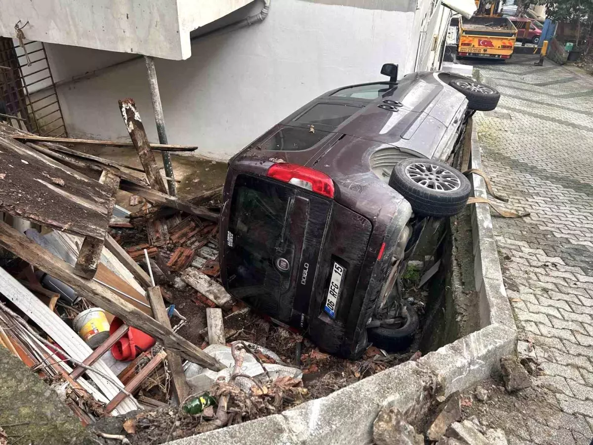 Çengelköy'de vitesi boşta kalan araç bahçeye uçtu