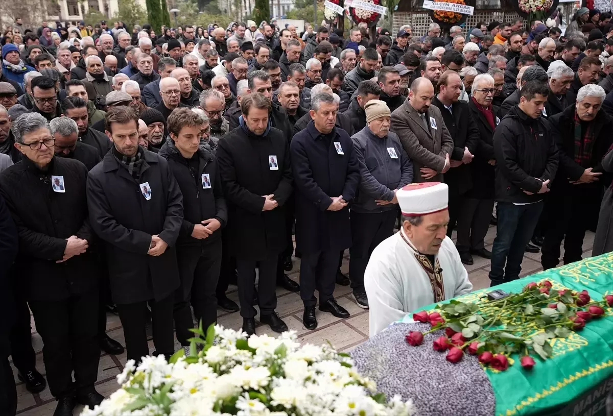 CHP Genel Başkanı Özel, Manisa'da cenaze törenine katıldı