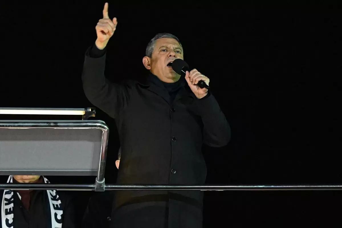 CHP Genel Başkanı Özel, partisinin Çekmeköy'de düzenlenen mitingine katıldı