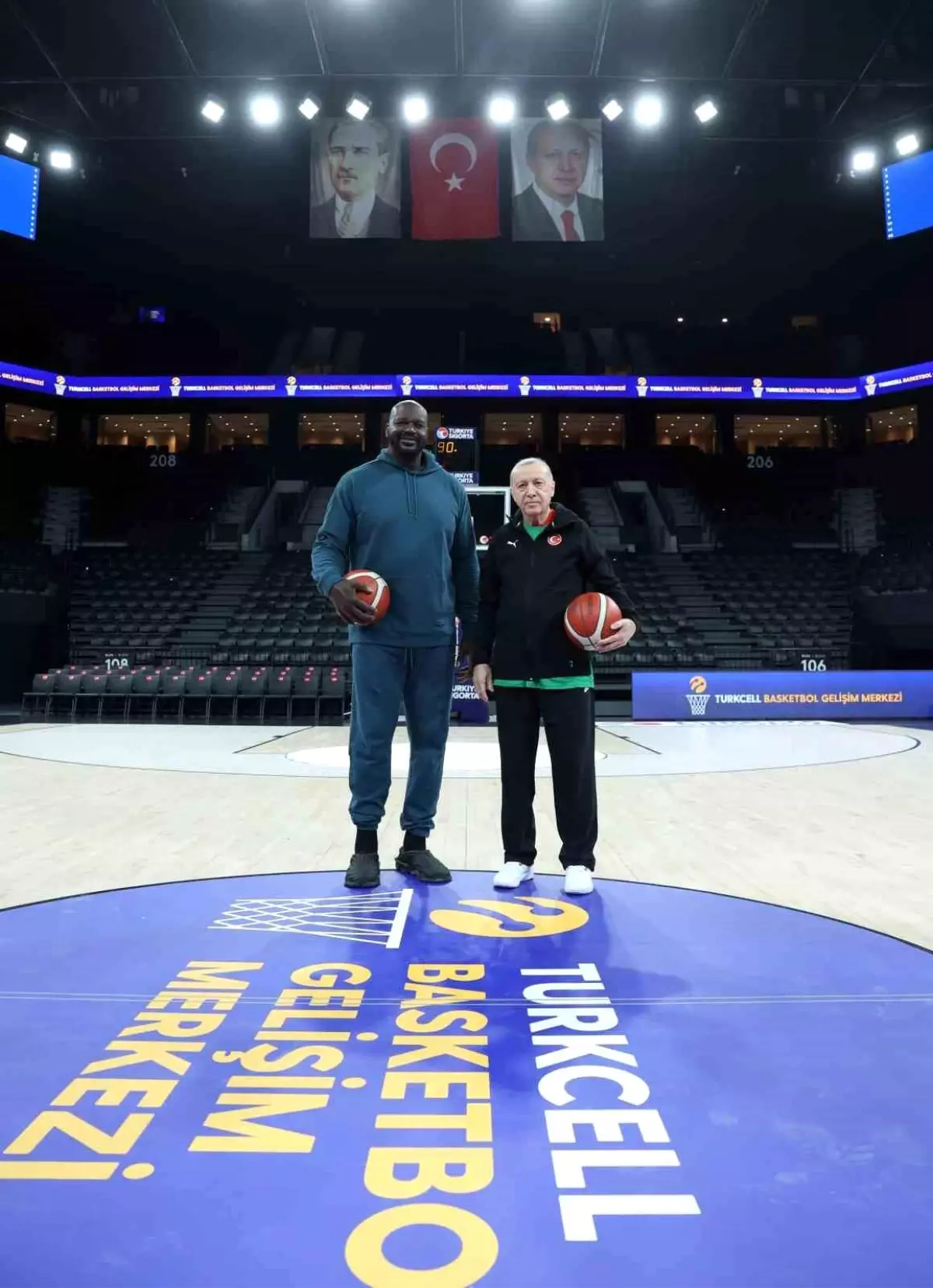 Cumhurbaşkanı Erdoğan, Shaquille O'Neal ile basketbol oynadı