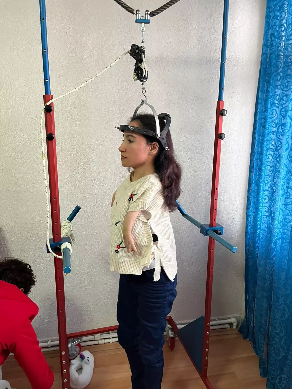 Doğuştan elleri gelişmeyen Kader, hayata ayakları ile tutunuyor