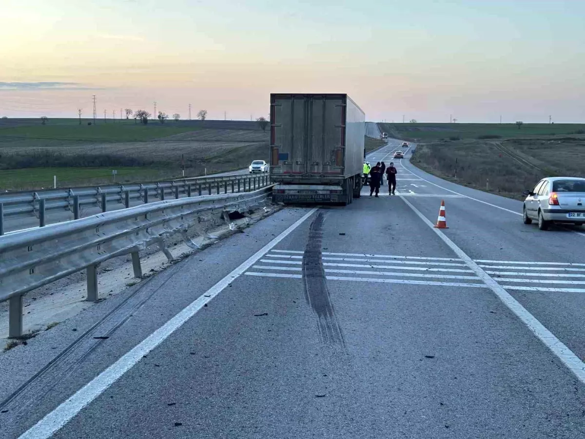 Edirne'de tır bariyerlere çarptı