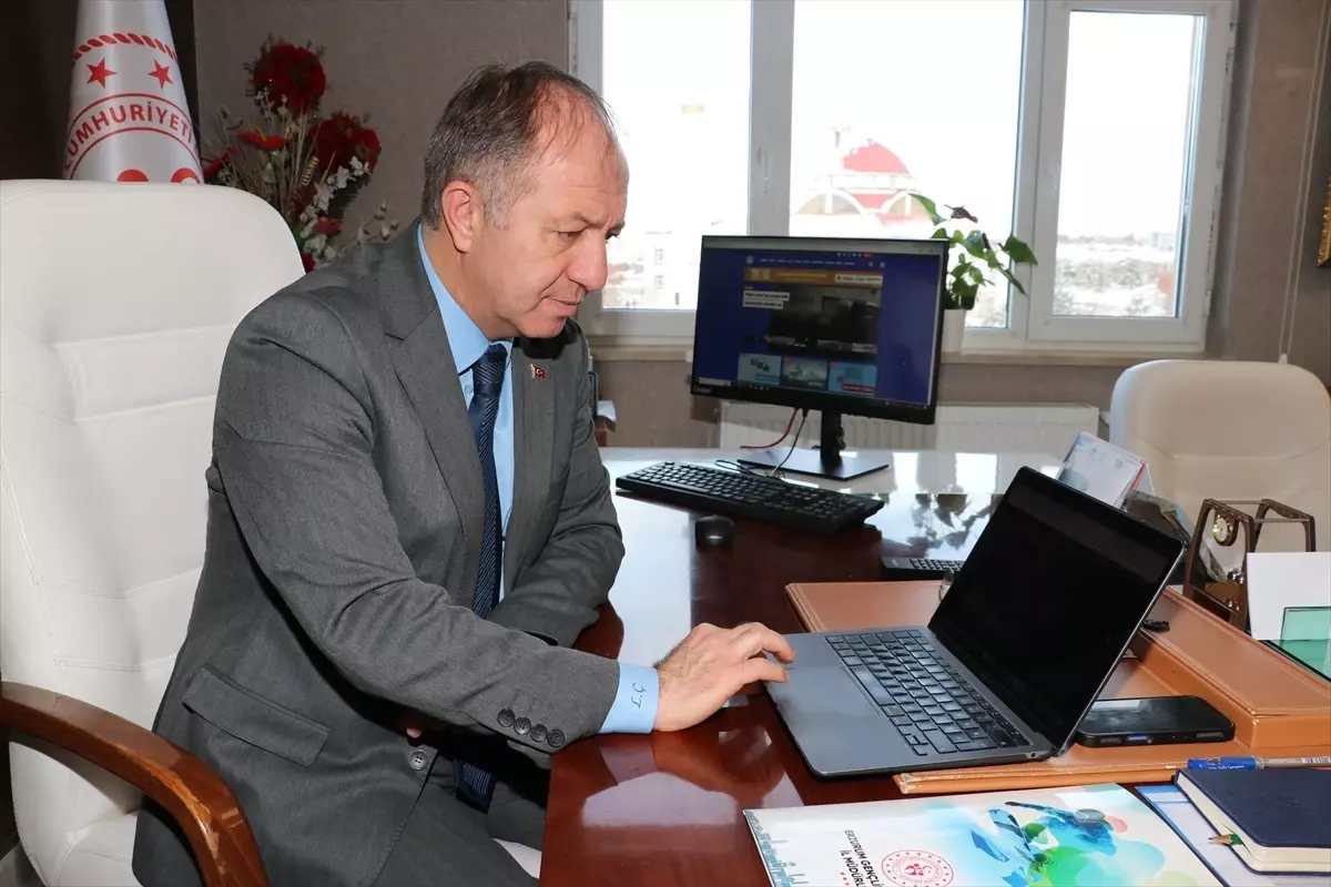 Erzurum Gençlik ve Spor İl Müdürü Çakmur, AA'nın "Yılın Kareleri"ni oyladı