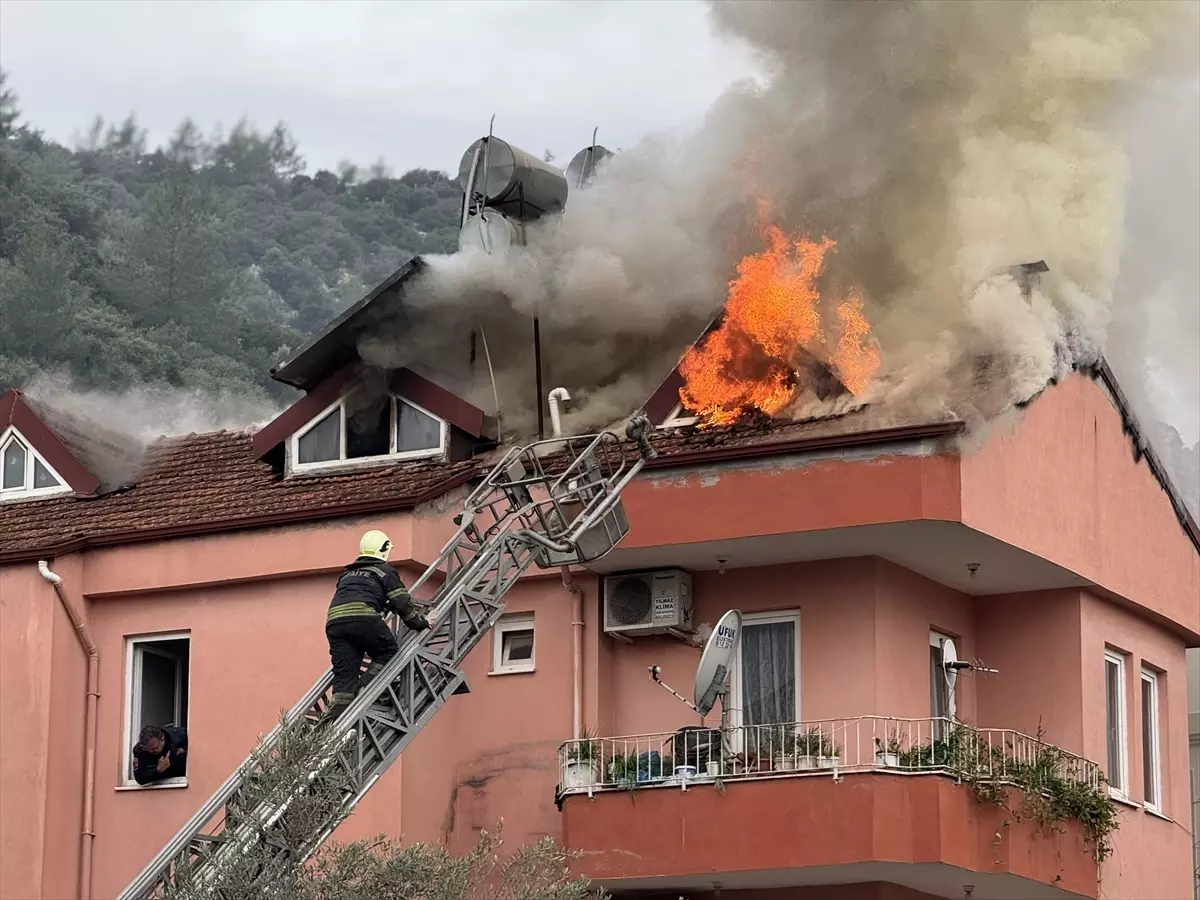 Fethiye'de çatı katında çıkan yangın hasara yol açtı