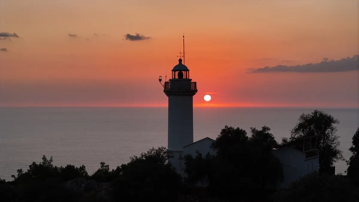 Gelidonya Feneri denizcilere ışık olmayı sürdürüyor