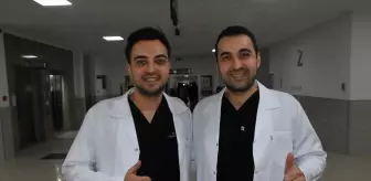 Genç doktor kardeşler aynı hastanede hastaların hizmetinde