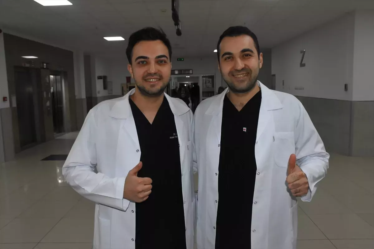 Genç doktor kardeşler aynı hastanede hastaların hizmetinde